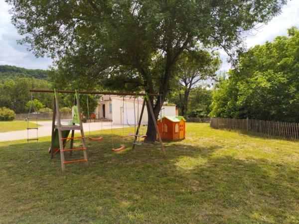 A la foto es mostra l'objecte Villa au pieds des Gorges de l'Ardèche situat a la ciutat de Le Garn.