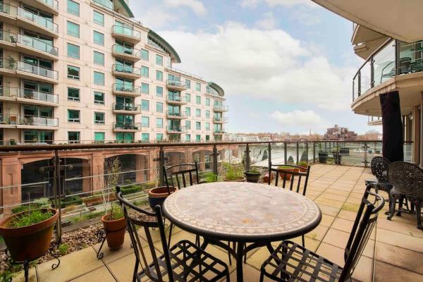 Terraced Riverview Apartment - Bromley