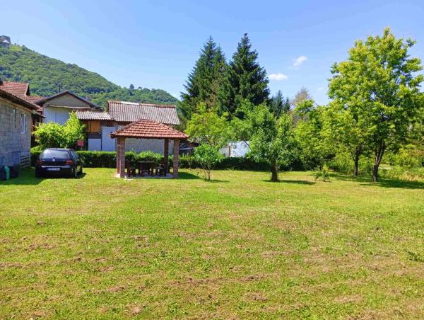 La photo montre l'objet Apartman Orijent situé dans la ville de Kulen Vakuf.