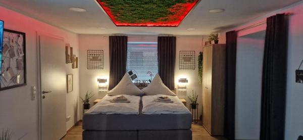 A la foto es mostra l'objecte Appartment-Ferienwohnung mit Küche, Bad, WLAN, Klimaanlage, Modern eingerichtet situat a la ciutat de Pösing.