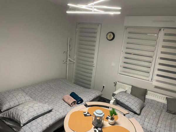 A la foto es mostra l'objecte Studio Rénové avec parking et balcon situat a la ciutat de Lipsheim.