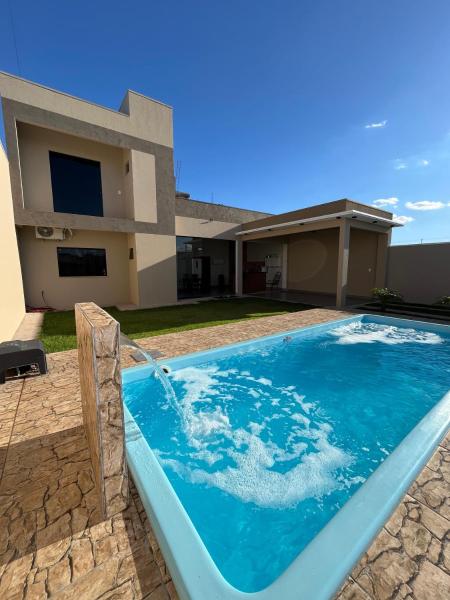 A la foto es mostra l'objecte Casa com piscina e churrasqueira situat a la ciutat de Nova Mutum.