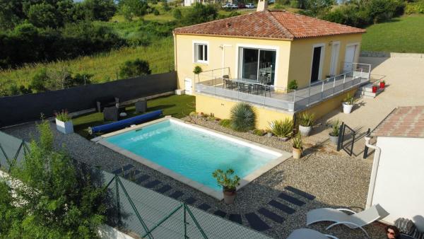 Nella foto è visibile l'oggetto Charmante maison lumineuse avec piscine, jolie vue situato nella città di Saint-Denis.