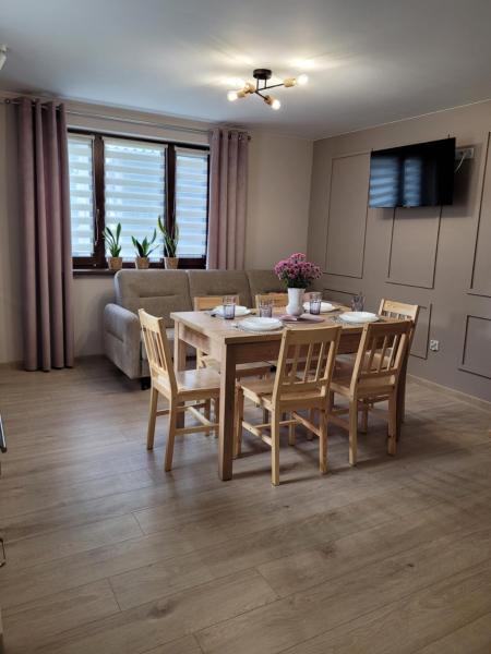 Na zdjęciu widoczny jest obiekt Domowe Zacisze położony w mieście Augustów.