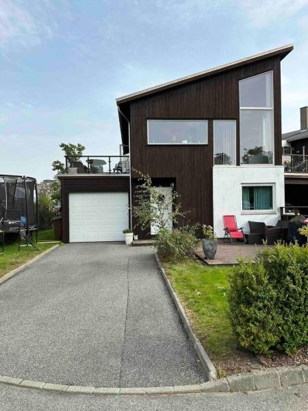 En la foto se muestra el objeto Stylish house with large windows ubicado en la ciudad de Sandnes.