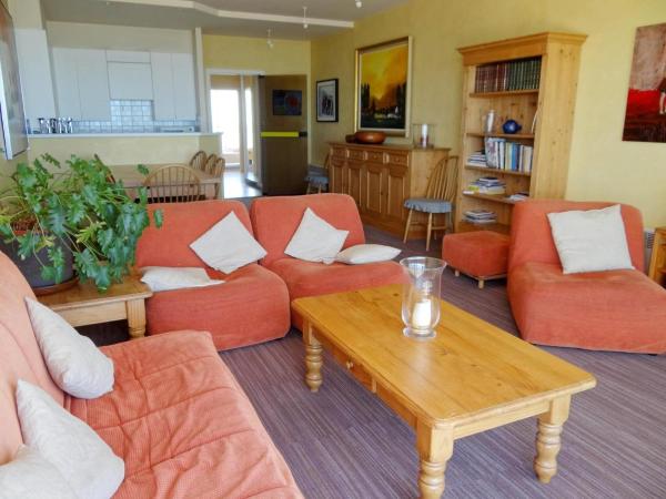 Coastal Comfort with Parking, Ньивпорт