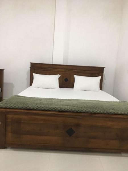 På bildet vises objektet Bosadi Hotel katunayake som ligger i byen Maduwa.
