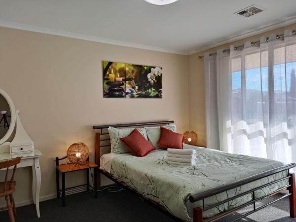 Na zdjęciu widoczny jest obiekt 5 bd 2 bath stylish retreat close to beach and wineries in Christie Downs położony w mieście Hackham.