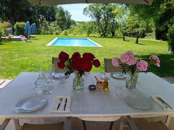 På billedet ses objektet Ville au calme en Provence, piscine privée, spa jeux, proche Ventoux beliggende i byen Serres.