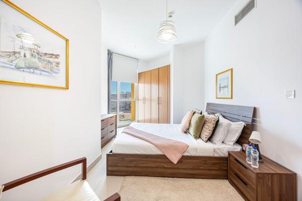 A la foto es mostra l'objecte Chic 1BR Retreat with Lake Views & Modern Comforts situat a la ciutat de Dubai.