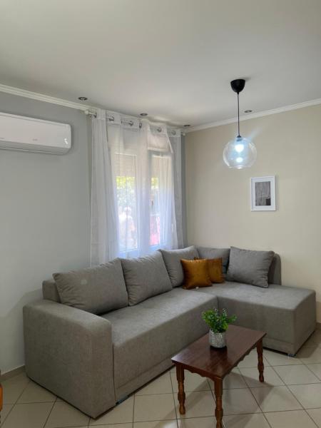 A la foto es mostra l'objecte The Blossom Nest situat a la ciutat de Quios.