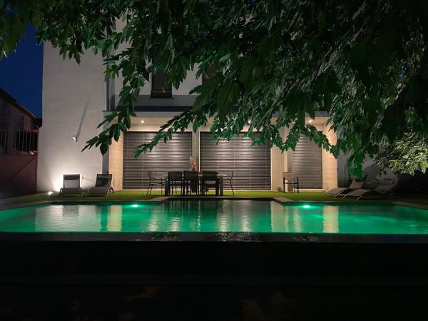 A la foto es mostra l'objecte Grande maison atypique avec piscine à débordement situat a la ciutat de Bouillargues.
