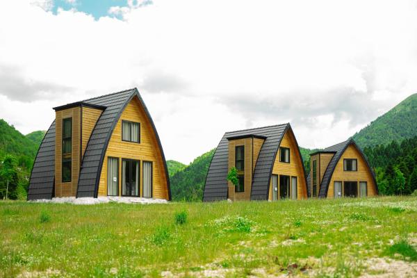 Na zdjęciu widoczny jest obiekt Altus Highland Lodges położony w mieście Bashaj.