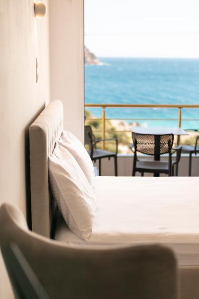 A la foto es mostra l'objecte Ionio Blue situat a la ciutat de Himare.