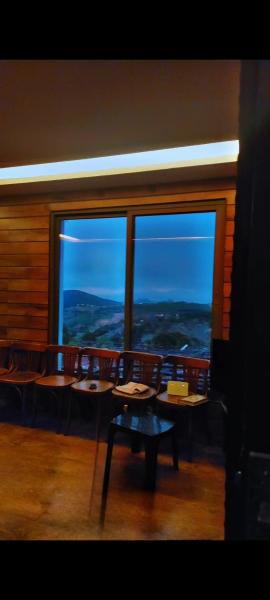 På billedet ses objektet Mountain Oak Chalet شالية ملول الجبل beliggende i byen Al Jafr.