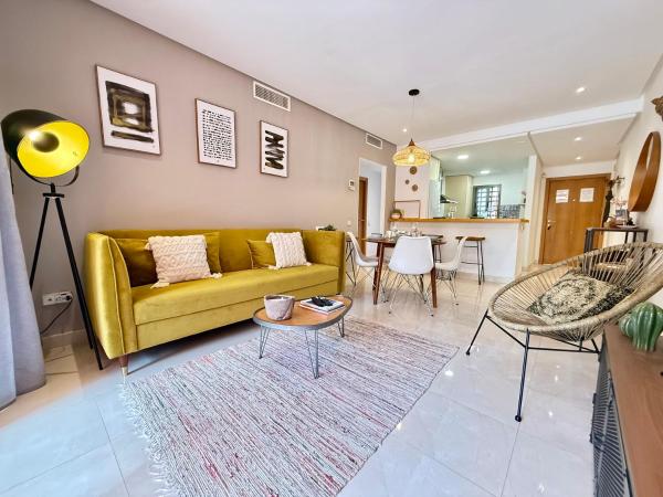 Na foto é possível ver o objeto Sunny 2Bed Resort Style Apartment New Golden Mile Estepona FREE PARKING WIFI & AIRCON localizado na cidade de Estepona.