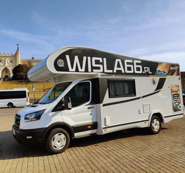 Na zdjęciu widoczny jest obiekt Wypożyczalnia Kamperów Lubelskie! 6osobowa alkowa Benimar Sport 324UP położony w mieście Bór.