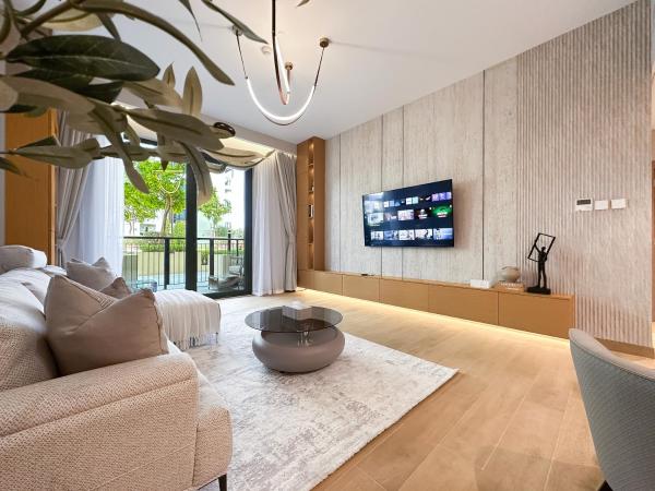 Bilde 1: Chic 1BR on La Mer Upgraded & Elegant