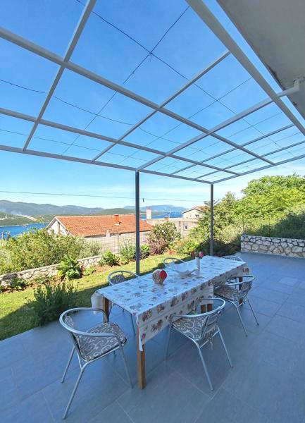 The photo shows the Apartments Sea Sky View located in the city of Neum.