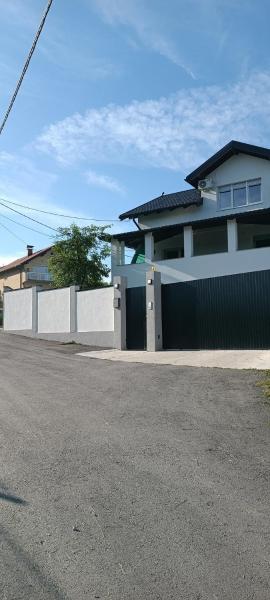 A la foto es mostra l'objecte Vila Nur situat a la ciutat de Vlakovo.