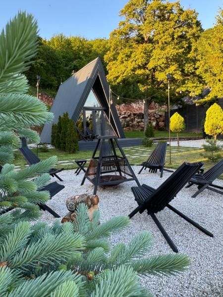 På billedet ses objektet Loon Moon Mountain Chalets beliggende i byen Sarajevo.