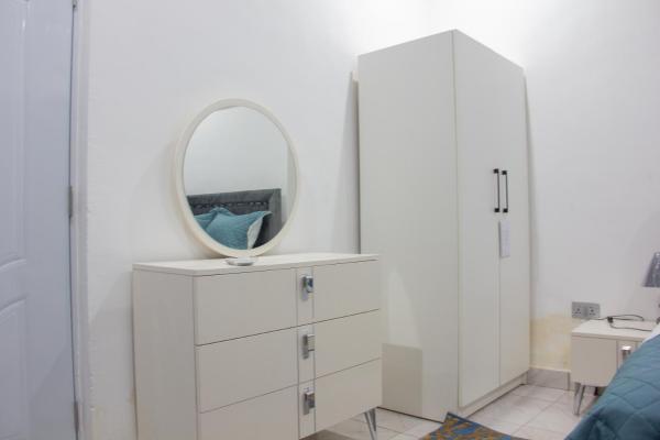 A la foto es mostra l'objecte Rehoboth Estate situat a la ciutat de Danfa.