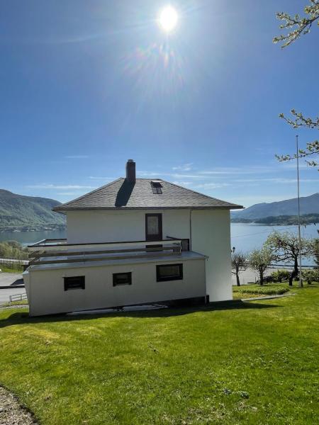 På bildet vises objektet Retro hus med fin beliggenhet som ligger i byen Leikanger.