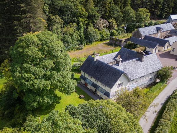 A la foto es mostra l'objecte Achranich House situat a la ciutat de Acharn.