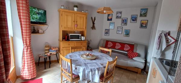 Nella foto è visibile l'oggetto Charmant F2 avec terrasse, un coin de paradis esprit montagnard situato nella città di Le Biot.