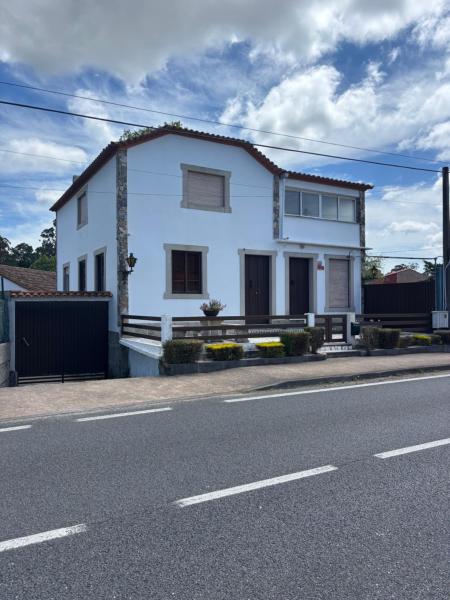 A la foto es mostra l'objecte Casa Carmucha situat a la ciutat de Oubiña.