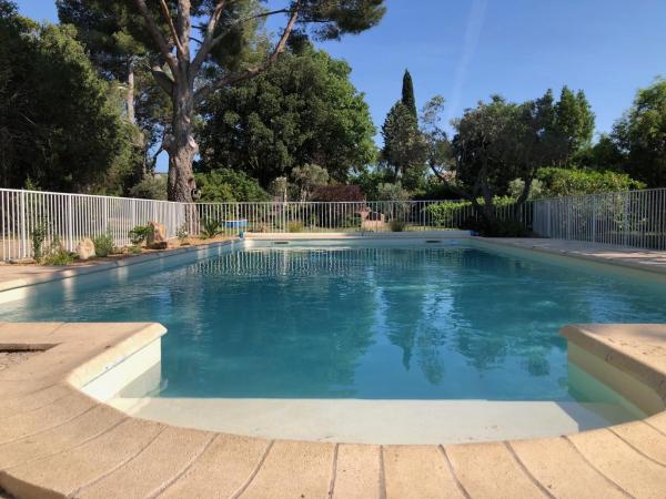 A la foto es mostra l'objecte Gîte 4 pers en Provence avec piscine partagée avec 2nd gîte - 4 pers house in Provence with swimming pool to be shared with a 2nd house situat a la ciutat de Cornillon-Confoux.