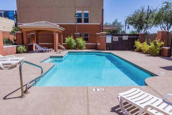 Na zdjęciu widoczny jest obiekt Luxury Tempe rental walk to downtown położony w mieście Tempe.