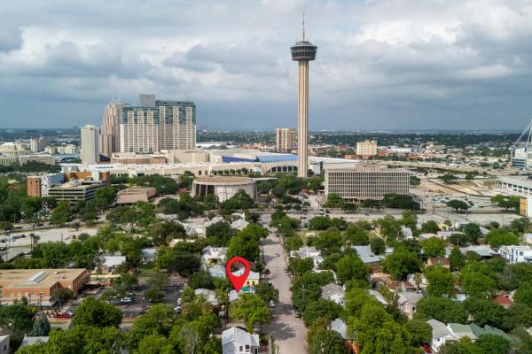 Vibrant Location Artistic Home Downtown King Bed - San Antonio, TX