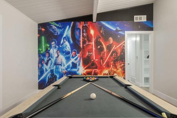På bilden syns objektet Lightsaber Lounge-Hot Tub-Billiards-10mnstoDisney som ligger i staden Anaheim.