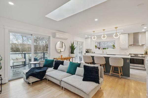 A la foto es mostra l'objecte The Tranquil lake-house at Fletchers Lake situat a la ciutat de Fall River.