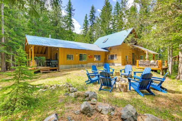 A la foto es mostra l'objecte Riverside Cabin on 9 Acres in Montana situat a la ciutat de Yaak.