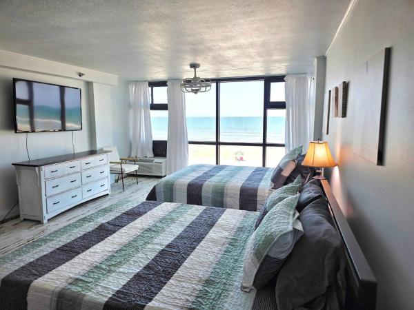 Na fotografii je vidět objekt Fabulous Oceanfront Studio w/kitchen, tiki bar nacházející se ve městě Daytona Beach.