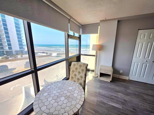 Na fotografii je vidět objekt King Deluxe Oceanview w/tiki bar-pool, kitchenette nacházející se ve městě Daytona Beach.