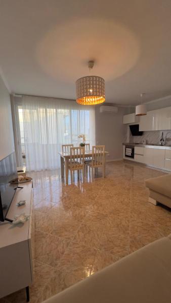 Na fotografii je vidět objekt Ajsi Deluxe Apartments nacházející se ve městě Durrës.