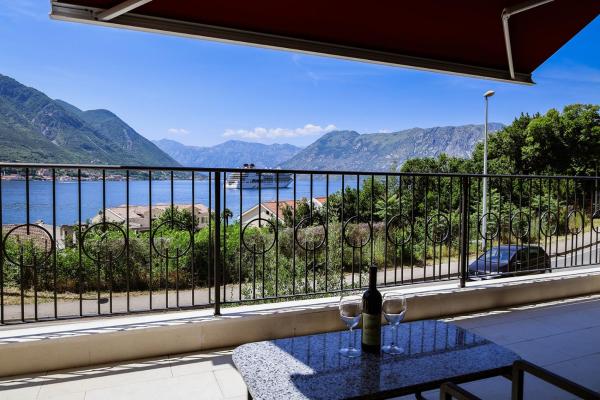 Na fotografii je vidět objekt VistaPool Residence Kotor nacházející se ve městě Dobrota.