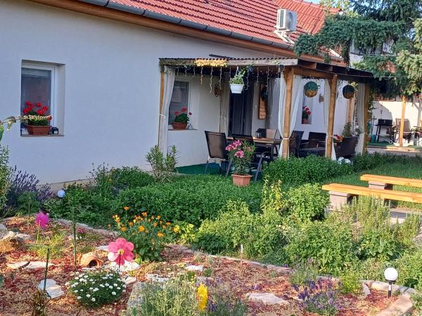 Na zdjęciu widoczny jest obiekt Százszorszép Vendégház położony w mieście Csongrád.