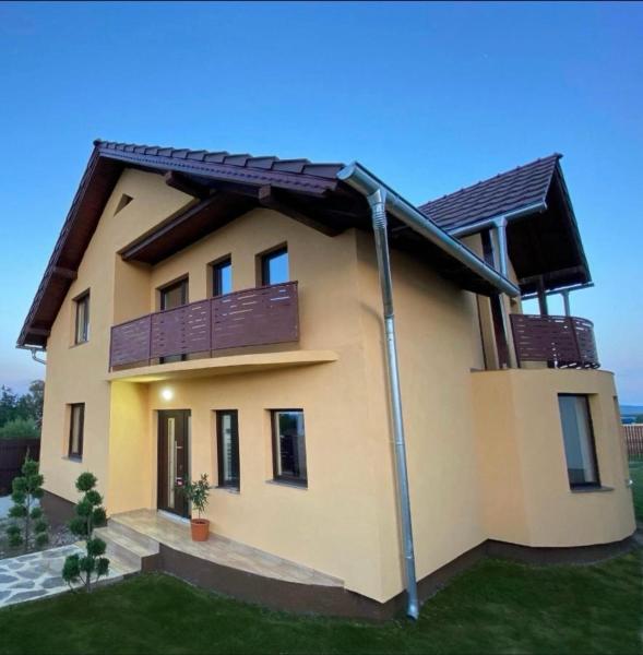 Auf dem Foto ist das Objekt Casa Casy in der Stadt Husasău de Criş zu sehen.
