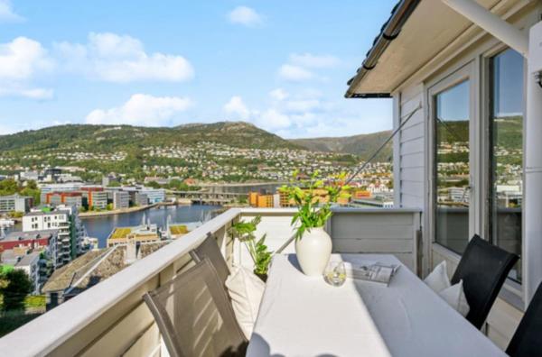 A la foto es mostra l'objecte Bright apartment with mountain views situat a la ciutat de Bergen.
