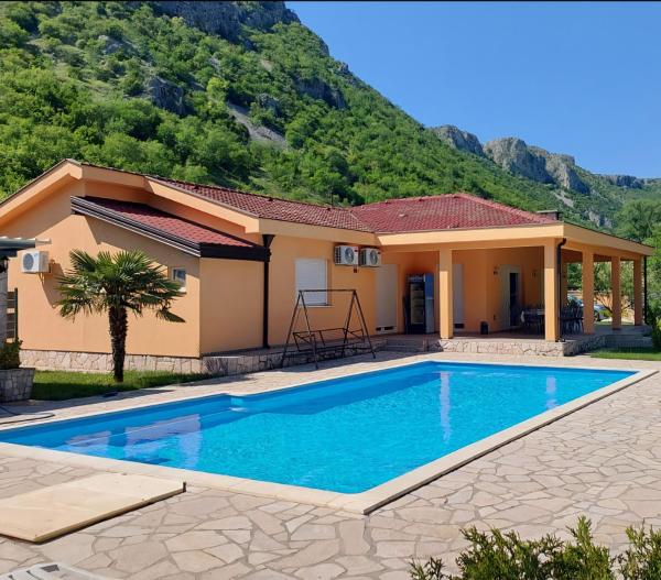 The photo shows the Hacienda Neretva located in the city of Buna.