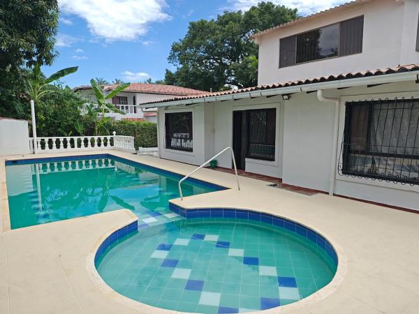 The photo shows the Casa con piscina privada en via flandes espinal located in the city of Guayacana.