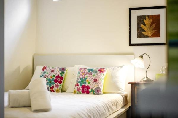 Foto 6: Central & Cozy Fitzroy Studio Apartment with parking