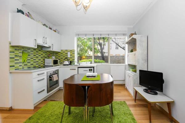 Foto 7: Central & Cozy Fitzroy Studio Apartment with parking