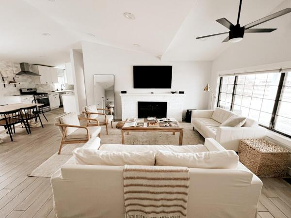 A la foto es mostra l'objecte Aesthetic ranch style home with modern furnishings situat a la ciutat de Troy.