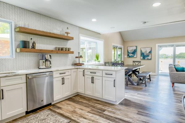 Bilde 6: River Refresh - Waterfront with Spa on Placid Bay Luxury Vacation Rental by B Michaels Escapes