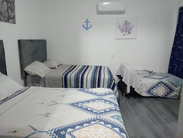 A la foto es mostra l'objecte Barato seguro y cómodo, Anclas situat a la ciutat de Manzanillo.